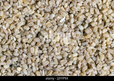 Auf dem Tisch liegt frischer, ungekochte Bulgur-Haferbrei, der Gerichte aus traditionellen östlichen Bulgur-Cerealien zubereitet Stockfoto
