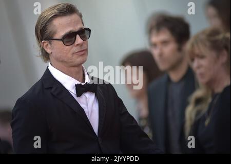 Venedig, Italien. 08. September 2022. Brad Pitt nimmt am Donnerstag, den 8. September 2022 in Venedig, Italien, am „Blond“-roten Teppich des Internationalen Filmfestivals 79. in Venedig Teil. Foto von Rocco Spaziani/UPI Credit: UPI/Alamy Live News Stockfoto