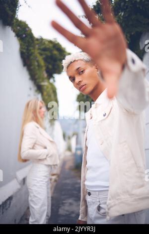 Mode, Model und Mann aus Guatemala in einer Gasse im Freien posieren für eine Luxusmarke. Attraktive, spanische und hippe junge tausendjährige Person mit einem Stockfoto