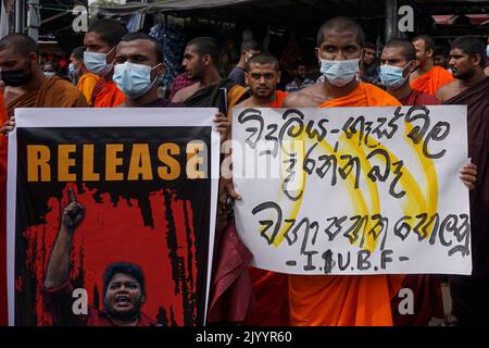 Colombo, West, Sri Lanka. 8. September 2022. In Colombo wurde ein Protest der Universitäts-Bhikkhus-Föderation abgehalten, in dem die Freilassung von Personen gefordert wurde, die zu Unrecht unter dem Terrorismusgesetz und der Aufhebung des Anti-Terror-Gesetzes und anderer repressiver Gesetze inhaftiert waren. (Bild: © ISURA Nimantha/Pacific Press via ZUMA Press Wire) Stockfoto