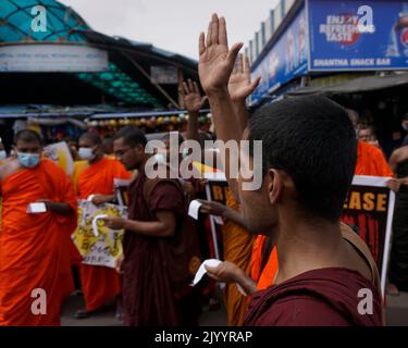 Colombo, West, Sri Lanka. 8. September 2022. In Colombo wurde ein Protest der Universitäts-Bhikkhus-Föderation abgehalten, in dem die Freilassung von Personen gefordert wurde, die zu Unrecht unter dem Terrorismusgesetz und der Aufhebung des Anti-Terror-Gesetzes und anderer repressiver Gesetze inhaftiert waren. (Bild: © ISURA Nimantha/Pacific Press via ZUMA Press Wire) Stockfoto