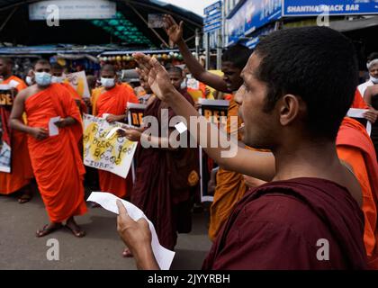 Colombo, West, Sri Lanka. 8. September 2022. In Colombo wurde ein Protest der Universitäts-Bhikkhus-Föderation abgehalten, in dem die Freilassung von Personen gefordert wurde, die zu Unrecht unter dem Terrorismusgesetz und der Aufhebung des Anti-Terror-Gesetzes und anderer repressiver Gesetze inhaftiert waren. (Bild: © ISURA Nimantha/Pacific Press via ZUMA Press Wire) Stockfoto