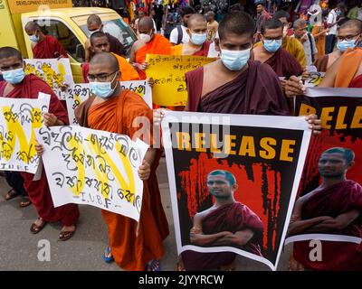 Colombo, West, Sri Lanka. 8. September 2022. In Colombo wurde ein Protest der Universitäts-Bhikkhus-Föderation abgehalten, in dem die Freilassung von Personen gefordert wurde, die zu Unrecht unter dem Terrorismusgesetz und der Aufhebung des Anti-Terror-Gesetzes und anderer repressiver Gesetze inhaftiert waren. (Bild: © ISURA Nimantha/Pacific Press via ZUMA Press Wire) Stockfoto