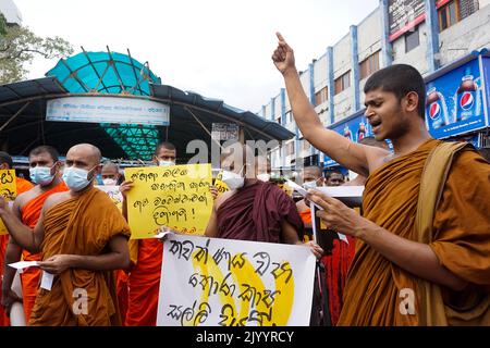 Colombo, West, Sri Lanka. 8. September 2022. In Colombo wurde ein Protest der Universitäts-Bhikkhus-Föderation abgehalten, in dem die Freilassung von Personen gefordert wurde, die zu Unrecht unter dem Terrorismusgesetz und der Aufhebung des Anti-Terror-Gesetzes und anderer repressiver Gesetze inhaftiert waren. (Bild: © ISURA Nimantha/Pacific Press via ZUMA Press Wire) Stockfoto