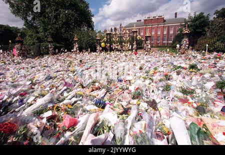 Bild der Akte vom 2/9/97 des Blumenmeeres vor den Toren des Kensington Palace, wo Tausende von Trauernden aus ganz Großbritannien und der Welt Diana, Prinzessin von Wales, ihren letzten Respekt zollen. Ausgabedatum: Freitag, 9. September 2022. Stockfoto