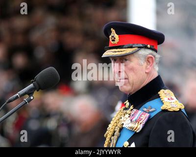 Datei-Foto vom 11/12/2015 von einem Gespräch des Prinzen von Wales mit Kadetten während der Sovereign's Parade an der Royal Military Academy Sandhurst. Ausgabedatum: Freitag, 9. September 2022. Stockfoto