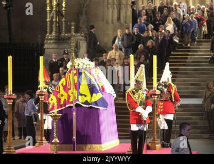Aktenfoto vom 8/4/2002 von Personen, die sich am Sarg von Königin Elizabeth, der Königin Mutter, in der Westminster Hall, London, einschälten, wo sie vor ihrer Beerdigung im Zustand lag. Auch die Queen wird erwartet, dass sie nach einer feierlichen Prozession durch London mehrere Tage lang in der Westminster Hall liegt. Ausgabedatum: Freitag, 9. September 2022. Stockfoto