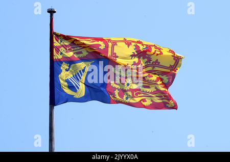 Aktenfoto vom 19/5/2018 vom Flug des Royal Standard während der Hochzeit von Prinz Harry und Meghan Markle in der St. George's Chapel im Windsor Castle. Der Royal Standard wird nur dann an königlichen Residenzen geflogen, wenn der Souverän anwesend ist, und im Gegensatz zur Unionsflagge wird er nie am Halbmast geflogen, auch nicht nach dem Untergang der Krone, da immer ein Souverän auf dem Thron ist. Ausgabedatum: Freitag, 9. September 2022. Stockfoto