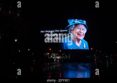 London, Großbritannien. 08. September 2022. Die Werbeschilder im Piccadilly Circus zeigen ein Bild von Queen Elizabeth II. Quelle: Michael Tubi/Alamy Live News Stockfoto