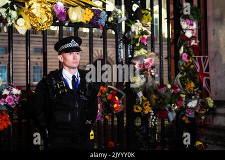 London, Großbritannien. 08. September 2022. Ein Polizeibeamter sah vor dem Tor des Buckingham Palace stehen. Tausende von Menschen versammelten sich vor dem Buckingham Palace im Zentrum von London nach der Ankündigung des Todes von Königin Elizabeth II. Königin Elizabeth II. War die längste Monarchin im Dienste des Vereinigten Königreichs. Sie starb im Alter von 96 Jahren. Kredit: SOPA Images Limited/Alamy Live Nachrichten Stockfoto