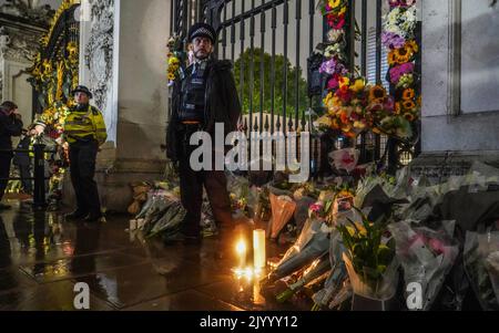London, Großbritannien. 08. September 2022. Polizisten sahen vor dem Tor des Buckingham Palace stehen. Tausende von Menschen versammelten sich vor dem Buckingham Palace im Zentrum von London nach der Ankündigung des Todes von Königin Elizabeth II. Königin Elizabeth II. War die längste Monarchin im Dienste des Vereinigten Königreichs. Sie starb im Alter von 96 Jahren. Kredit: SOPA Images Limited/Alamy Live Nachrichten Stockfoto