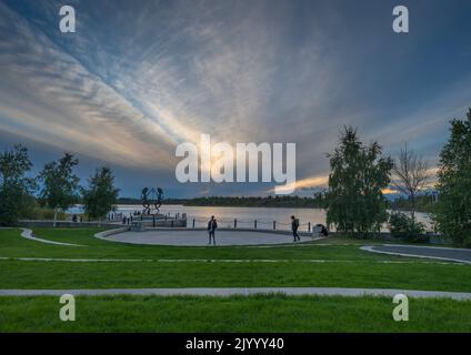 Yellowknife, Northwest Territories, Kanada – 29. August 2022: In der Abenddämmerung verbringen die Menschen ihre Freizeit im Somba K’e Park am Ufer des Frame Lake Stockfoto