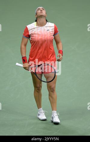 New York, USA. 08. September 2022. Ons Jabeur, aus Tunesien, reagiert während des Halbfinalspiels der U.S. Open Tennis Championships im USTA Billie Jean King National Tennis Center in Flushing Meadows Corona Park New York, 8. September 2022 gegen Caroline Garcia aus Frankreich. (Foto von Anthony Behar/Sipa USA) Quelle: SIPA USA/Alamy Live News Stockfoto