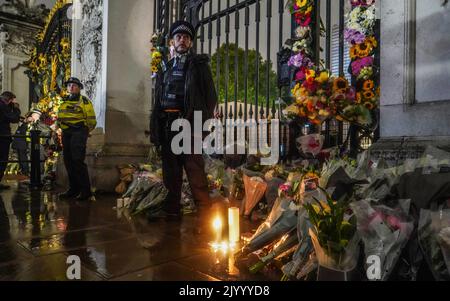 London, Großbritannien. 09. September 2022. Polizisten sahen vor dem Tor des Buckingham Palace stehen. Tausende von Menschen versammelten sich vor dem Buckingham Palace im Zentrum von London nach der Ankündigung des Todes von Königin Elizabeth II. Königin Elizabeth II. War die längste Monarchin im Dienste des Vereinigten Königreichs. Sie starb im Alter von 96 Jahren. (Foto von Jasmine Leung/SOPA Images/Sipa USA) Quelle: SIPA USA/Alamy Live News Stockfoto