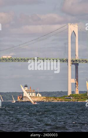 Rose Island Lighthouse und die Claiborne Pell Newport Bridge mit Segelbooten in Newport Harbor, Newport, Rhode Island im Spätsommer im Frühherbst. Der Stockfoto