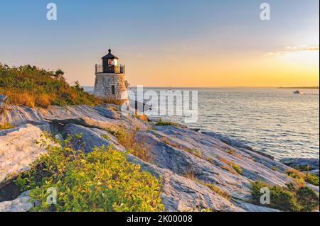 Castle Hill Lighthouse in der Dämmerung während der goldenen Stunde kurz vor Sonnenuntergang, Newport, Rhode Island. Der Leuchtturm ist eine aktive Navigationshilfe. Stockfoto