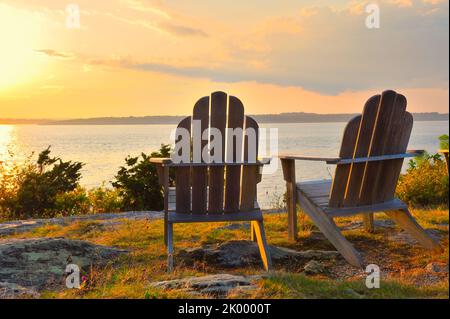 Romantische goldene Stunde Seeseite, wenn die Sonne untergeht und auf dem Wasser der Narragansett Bay, Newport, Rhode Island landschaftlich reizvolle Reise Landschaft schimmert Stockfoto