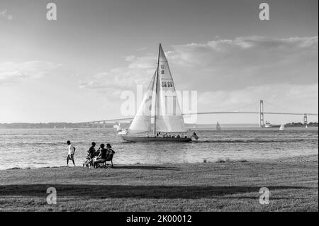 Newport Rhode Island friedliche Sommerszene mit Segelbooten und der Claiborne Pell Newport Brücke in Schwarz und Weiß Stockfoto