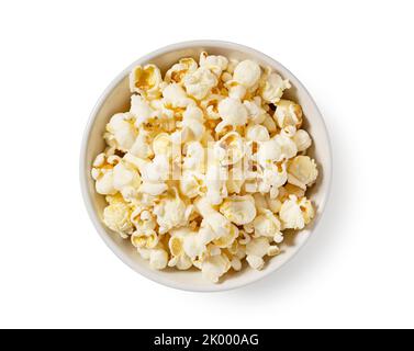 Popcorn in einer weißen Schüssel auf weißem Hintergrund. Blick von oben. Stockfoto