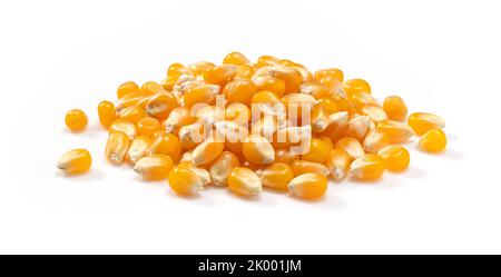 Getrocknete Maiskörner auf weißem Hintergrund platziert. Mais für Popcorn. Stockfoto