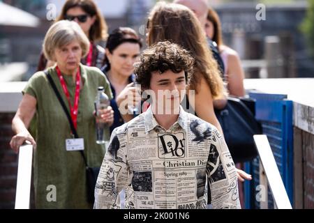 Der australische Schauspieler Zen McGrath verlässt die Fotozelle „The Son“ beim Internationalen Filmfestival Venedig 79. am 07. September 2022 in Venedig, Italien. ©Foto: Cinzia Camela. Stockfoto