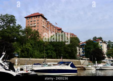 Westlake Wohnanlage mit Blick auf den Rocky River in Rocky River, Ohio Stockfoto