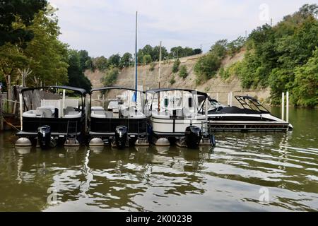 Boote zur Miete in Emerald Collier Marina am Rocky River auf der Lakewood-Seite des Flusses. Stockfoto