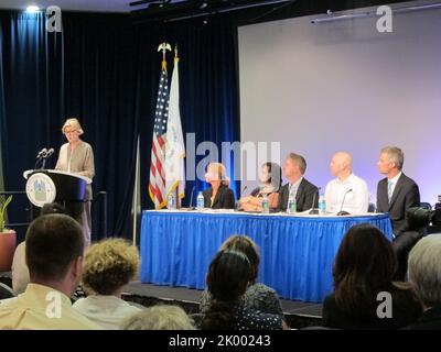 Podiumsdiskussion in der HUD-Zentrale zu internationalen Modellen zur Beendigung der Obdachlosigkeit von Jugendlichen. Stockfoto