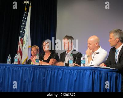 Podiumsdiskussion in der HUD-Zentrale zu internationalen Modellen zur Beendigung der Obdachlosigkeit von Jugendlichen. Stockfoto