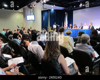 Podiumsdiskussion in der HUD-Zentrale zu internationalen Modellen zur Beendigung der Obdachlosigkeit von Jugendlichen. Stockfoto