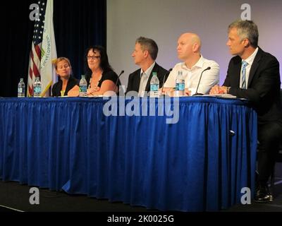 Podiumsdiskussion in der HUD-Zentrale zu internationalen Modellen zur Beendigung der Obdachlosigkeit von Jugendlichen. Stockfoto