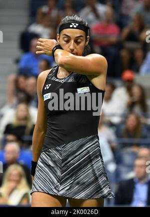 Flushing Meadow, United Gab An. 09. September 2022. Caroline Garcia reagiert während ihres Spiels mit Ons Jabeur im Halbfinale der US Open Tennis Championships 2022 im Arthur Ashe Stadium im USTA Billie Jean King National Tennis Center in New York City am Donnerstag, 9. September 2022. Foto von Larry Marano/UPI Credit: UPI/Alamy Live News Stockfoto