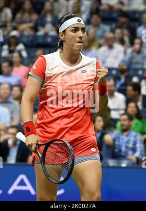 Flushing Meadow, United Gab An. 09. September 2022. Ons Jabeur reagiert während ihres Spiels mit Caroline Garcia im Halbfinale der US Open Tennis Championships 2022 im Arthur Ashe Stadium im USTA Billie Jean King National Tennis Center in New York City am Donnerstag, 9. September 2022. Foto von Larry Marano/UPI Credit: UPI/Alamy Live News Stockfoto