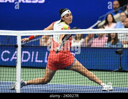 Flushing Meadow, United Gab An. 09. September 2022. Ons Jabeur reagiert während ihres Spiels mit Caroline Garcia im Halbfinale der US Open Tennis Championships 2022 im Arthur Ashe Stadium im USTA Billie Jean King National Tennis Center in New York City am Donnerstag, 9. September 2022. Foto von Larry Marano/UPI Credit: UPI/Alamy Live News Stockfoto