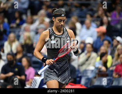 Flushing Meadow, United Gab An. 09. September 2022. Caroline Garcia reagiert während ihres Spiels mit Ons Jabeur im Halbfinale der US Open Tennis Championships 2022 im Arthur Ashe Stadium im USTA Billie Jean King National Tennis Center in New York City am Donnerstag, 9. September 2022. Foto von Larry Marano/UPI Credit: UPI/Alamy Live News Stockfoto