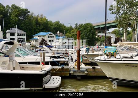 Boote auf dem Rocky River in Rocky River, Ohio Stockfoto