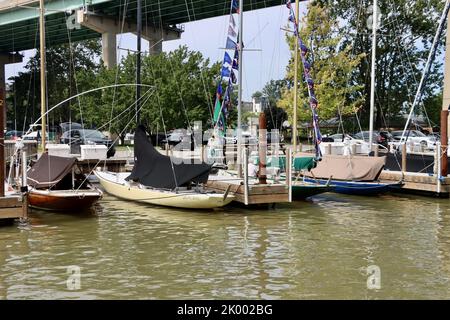 Boote auf dem Rocky River in Rocky River, Ohio Stockfoto