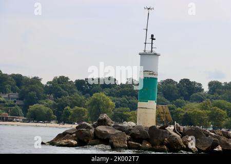 Dr. Edward Bishop Lighthouse am Eingang zum Rocky River, Clifton Lagoon und Cleveland Yachting Club in Ohio Stockfoto