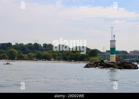 Dr. Edward Bishop Lighthouse am Eingang zum Rocky River, Clifton Lagoon und Cleveland Yachting Club in Ohio Stockfoto