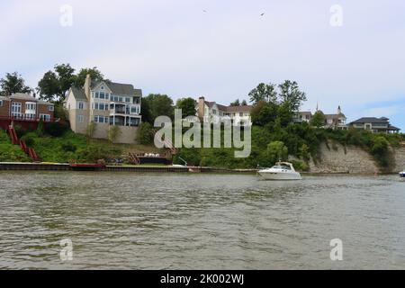 Große Häuser an der Südküste des Lake Erie in Edgewater, Cleveland. Stockfoto