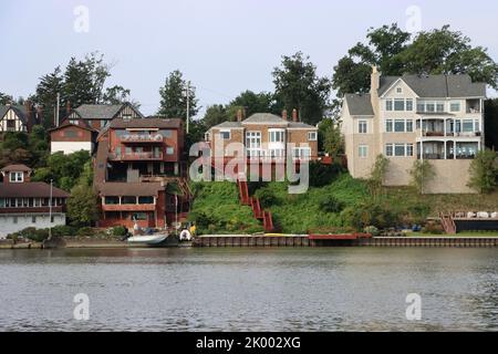 Große Häuser an der Südküste des Lake Erie in Edgewater, Cleveland. Stockfoto