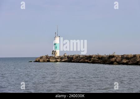 Dr. Edward Bishop Lighthouse am Eingang zum Rocky River, Clifton Lagoon und Cleveland Yachting Club in Ohio Stockfoto