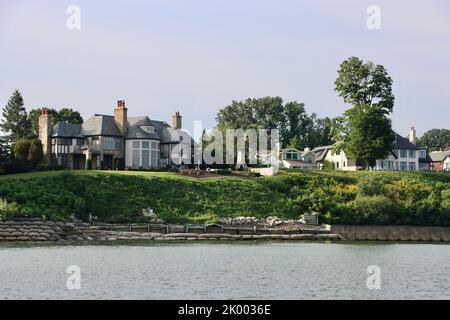 Große Häuser an der Südküste des Lake Erie in Edgewater, Cleveland. Stockfoto