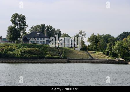 Große Häuser an der Südküste des Lake Erie in Edgewater, Cleveland. Stockfoto