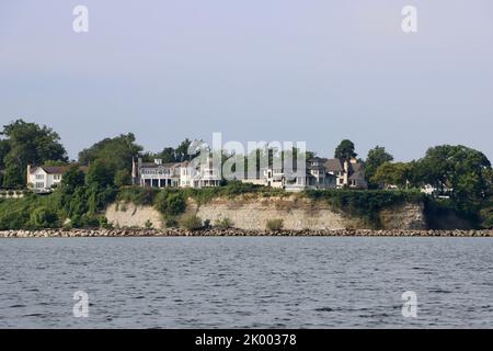 Große Häuser an der Südküste des Lake Erie in Edgewater, Cleveland. Stockfoto