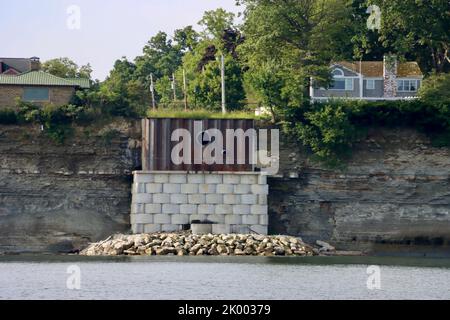 Große Häuser an der Südküste des Lake Erie in Edgewater, Cleveland. Stockfoto