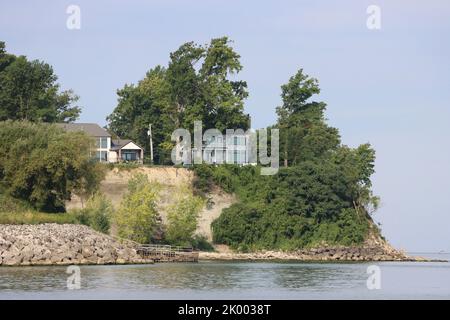 Häuser am Seeufer an der Südküste des Lake Erie in Lakewood, Ohio Stockfoto