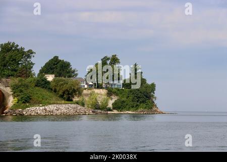 Häuser am Seeufer an der Südküste des Lake Erie in Lakewood, Ohio Stockfoto