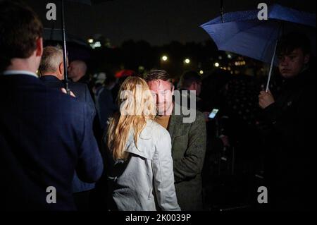 London, Großbritannien. 08. September 2022. Nach der Ankündigung des Todes von Queen Elizabeth II. Versammeln sich Menschen vor dem Buckingham Palace. Am 08. September 2022 versammelten sich Massen vor dem Buckingham Palace, um der Königin Respekt zu zollen. Königin Elizabeth II. Ist die am längsten regierende Monarchin und das Aushängeschild der Nation seit sieben Jahrzehnten, sagte Buckingham Palace: „Die Königin starb friedlich in Balmoral. (Foto von Peter Wong/SOPA Images/Sipa USA) Quelle: SIPA USA/Alamy Live News Stockfoto