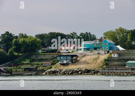 Große Häuser an der Südküste des Lake Erie in Edgewater, Cleveland. Stockfoto